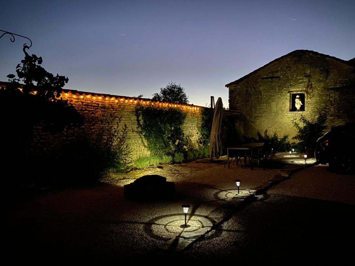 Maison Dix Tusson Luaran gambar