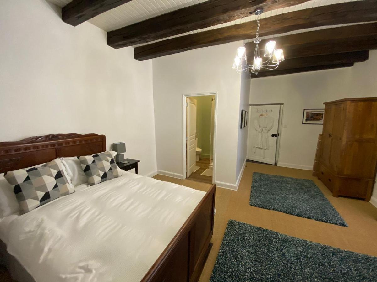 Maison Dix Tusson Luaran gambar