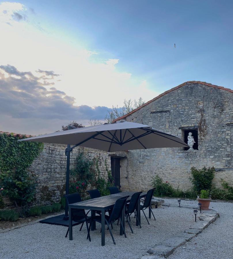 Maison Dix Tusson Luaran gambar