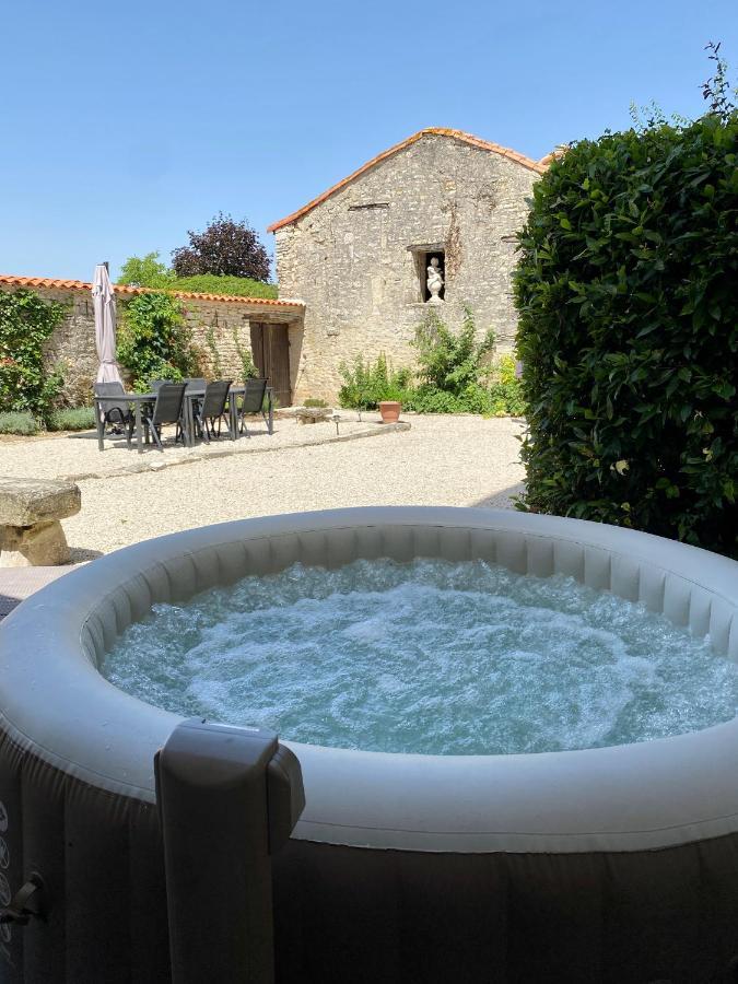 Maison Dix Tusson Luaran gambar
