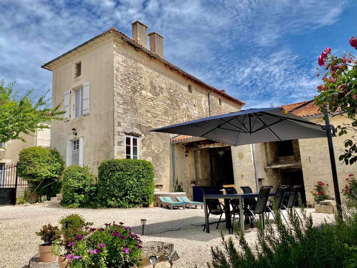 Maison Dix Tusson Luaran gambar
