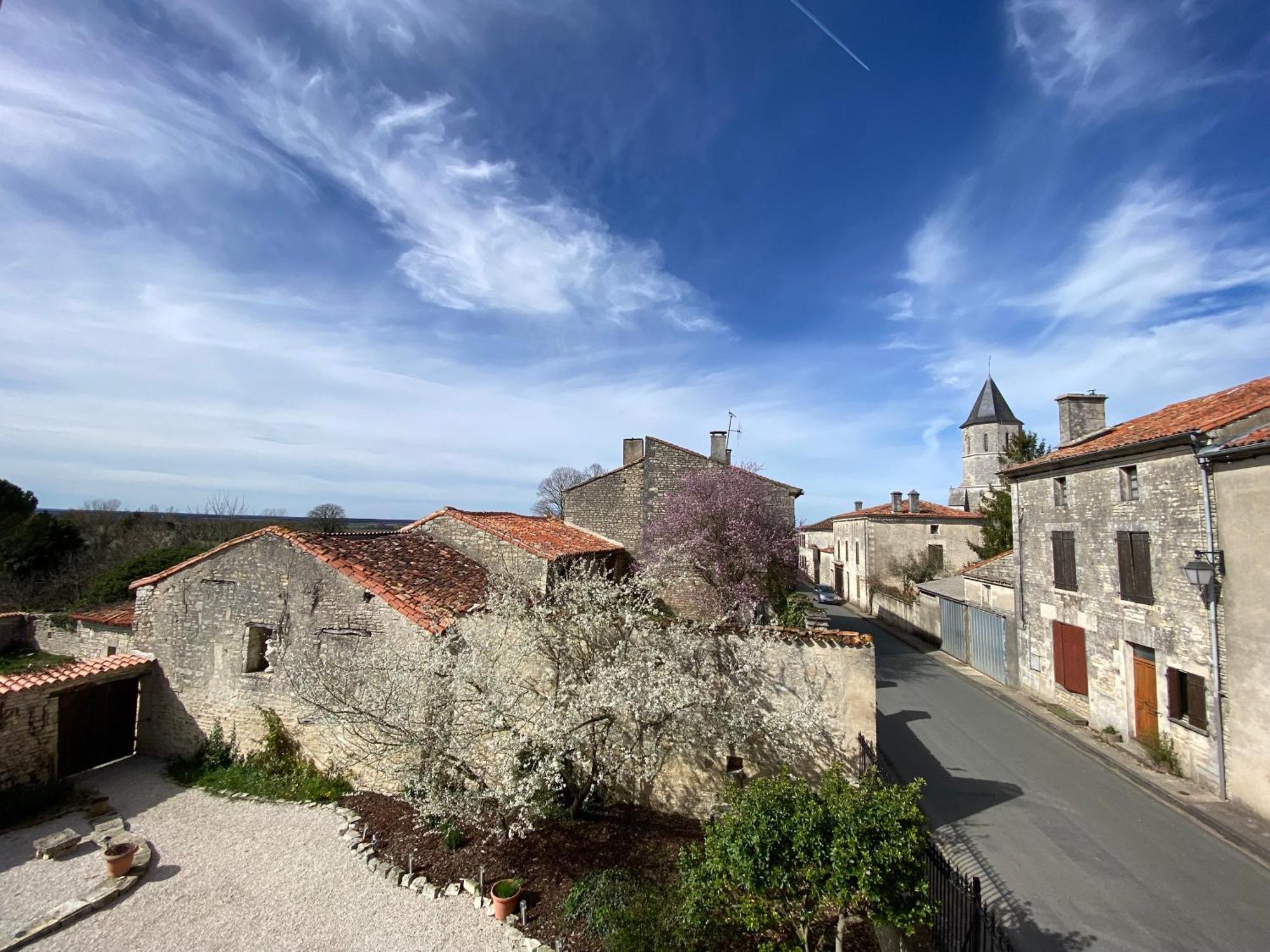 Maison Dix Tusson Luaran gambar